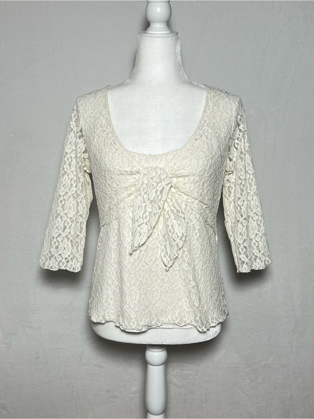 CANDA White Lace Scoop Neck Top with Front Tie - size M